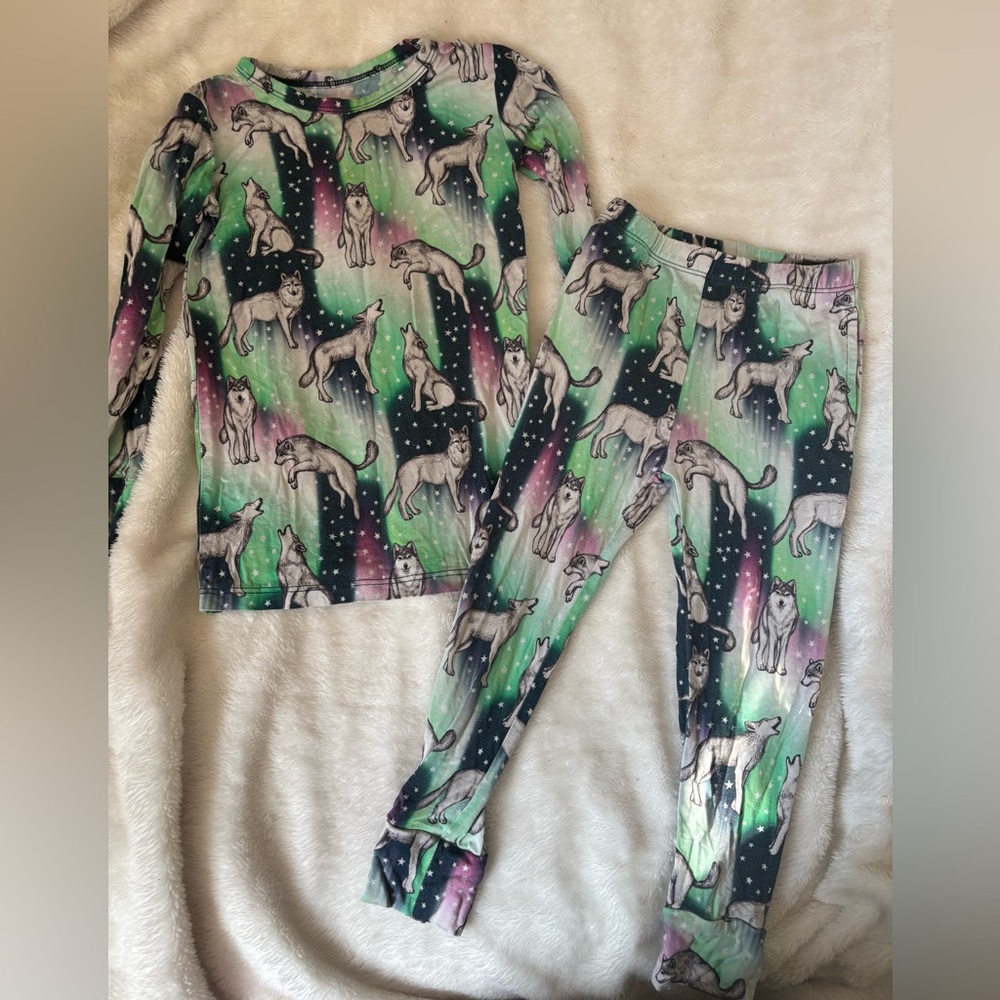 Muse Threads Playful Wolf Print Kids Pajama Set - Green and Pink 2/3